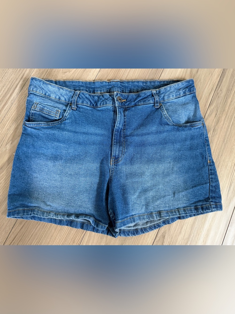 Serra Medium Wash Women's Blue Denim Stretch Shorts Sz 12-14 3” inseam